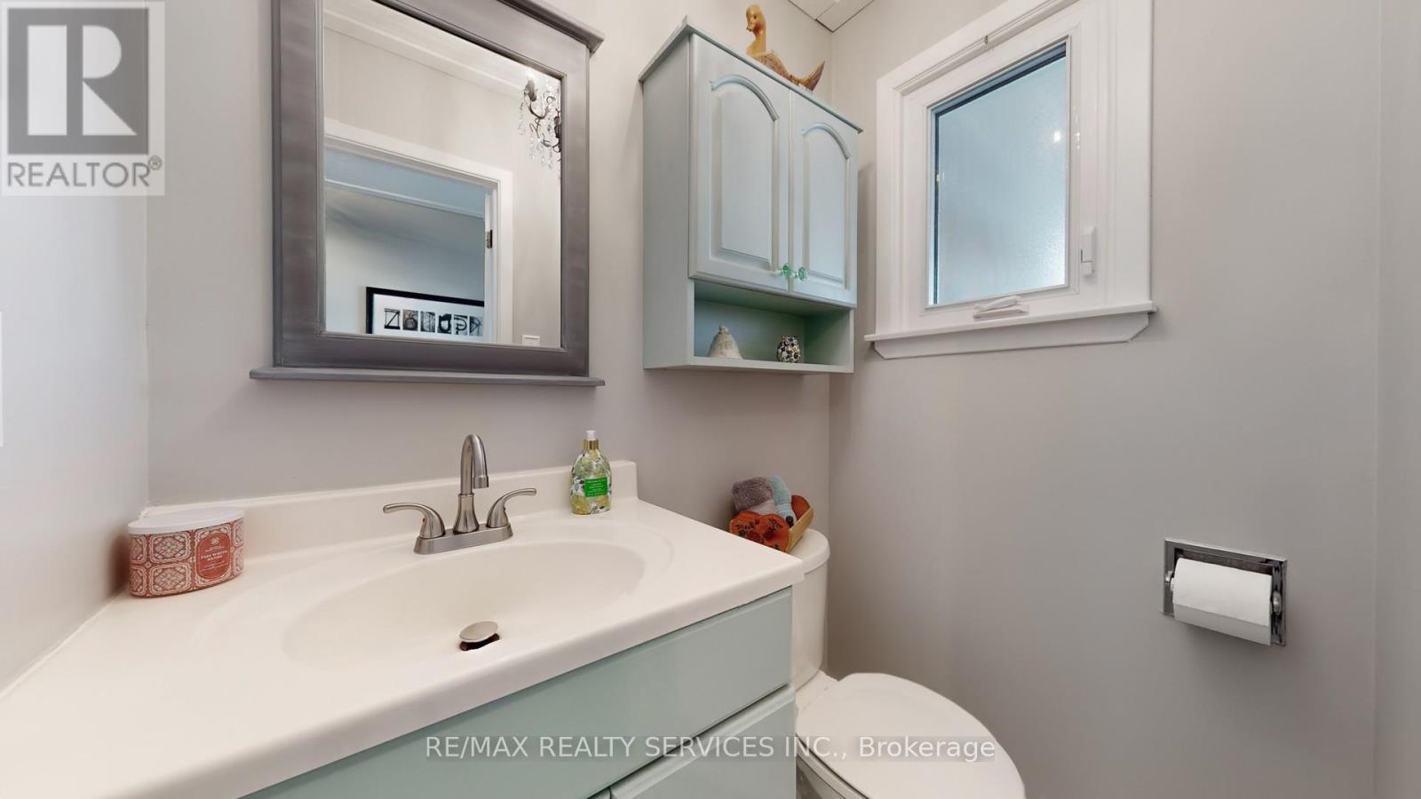 72 Carisbrooke Court, Brampton, Ontario  L6S 3K1 - Photo 7 - W12744660