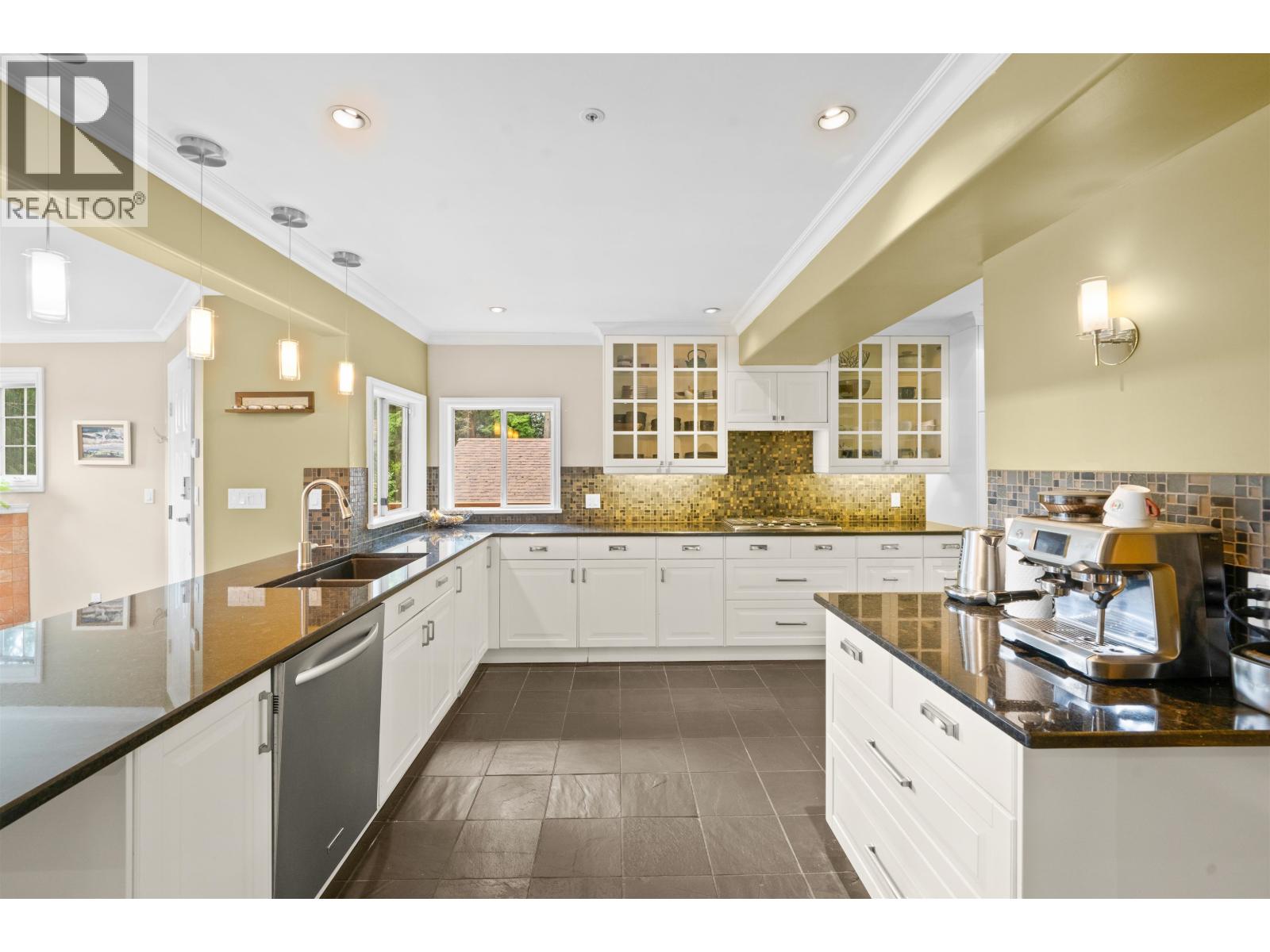 4622 Cove Cliff Road, North Vancouver, British Columbia  V7G 1H6 - Photo 16 - R3086585