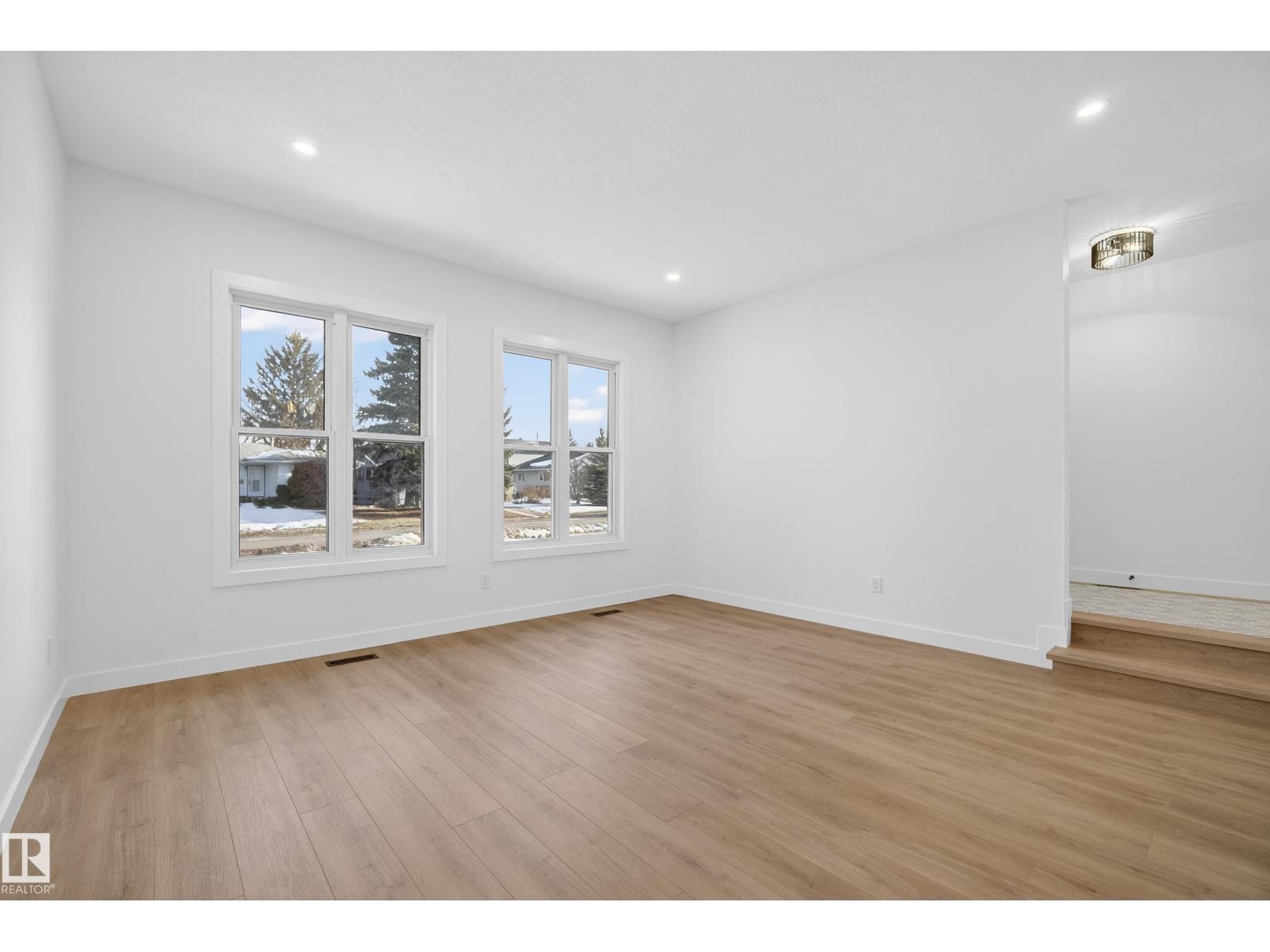 712 Knottwood Rd Nw, Edmonton, Alberta  T6K 1X9 - Photo 9 - E4483097