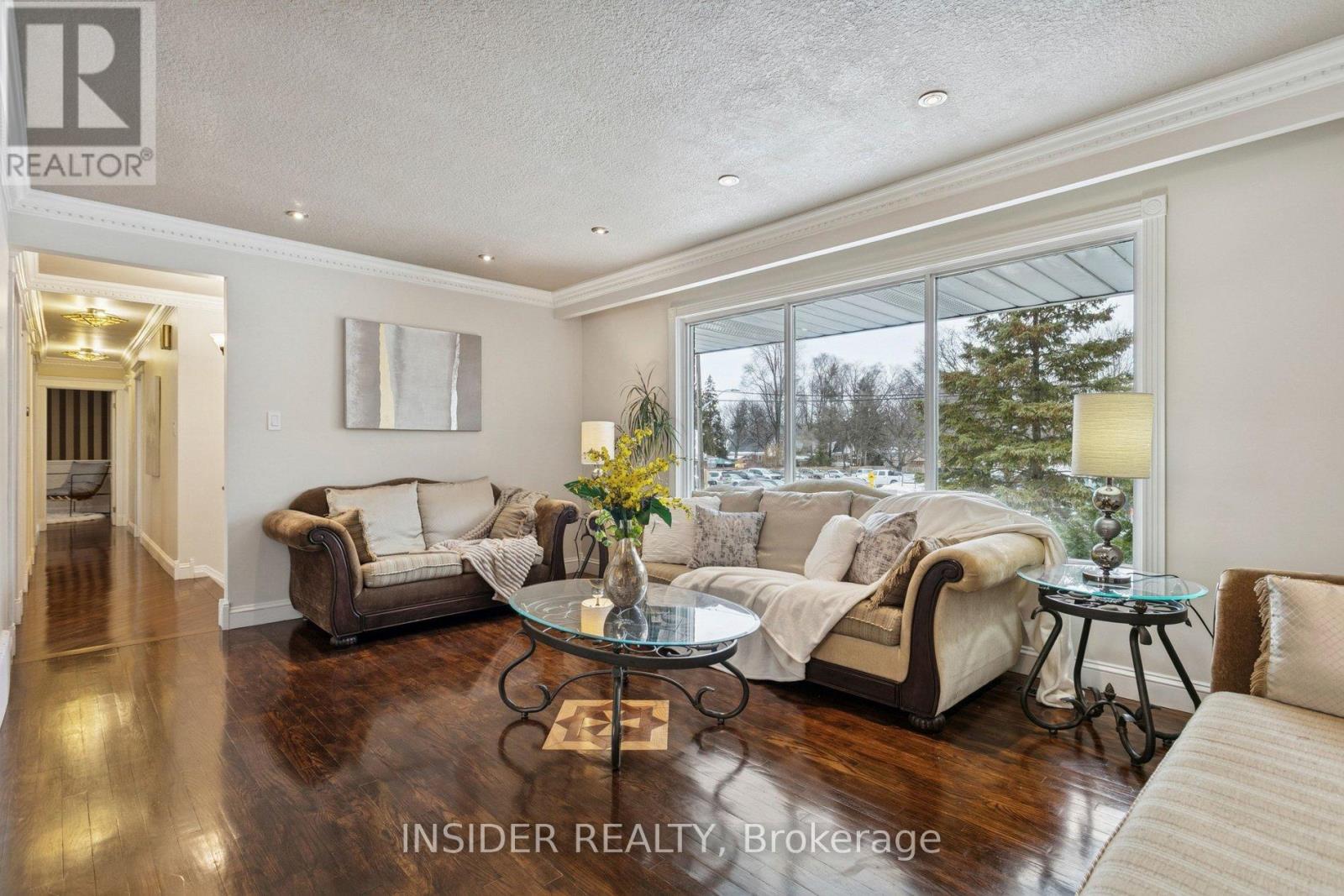 2078 Stanfield Road, Mississauga, Ontario  L4Y 1R5 - Photo 2 - W12988866
