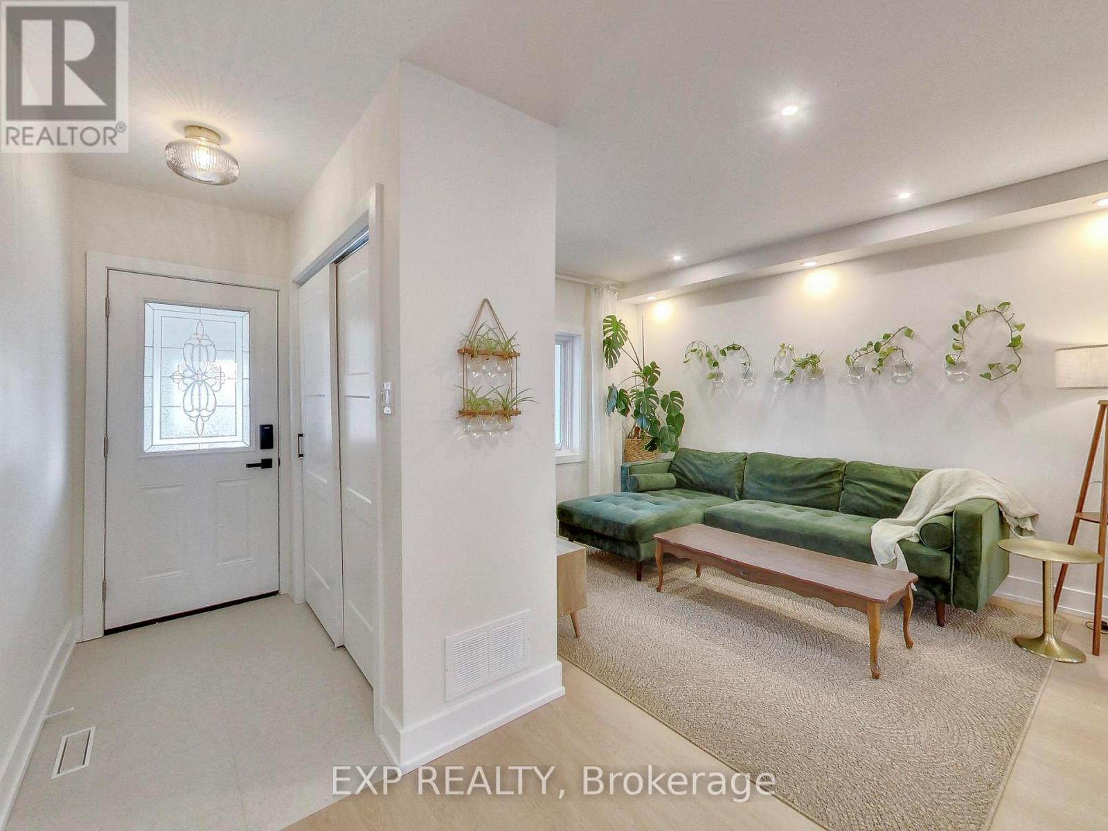 37 Gilbert Avenue, Toronto, Ontario  M6E 4W2 - Photo 5 - W13016960