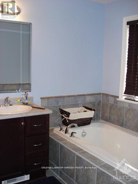 92 Selhurst Avenue, Ottawa, Ontario  K2G 7C9 - Photo 8 - X13017004