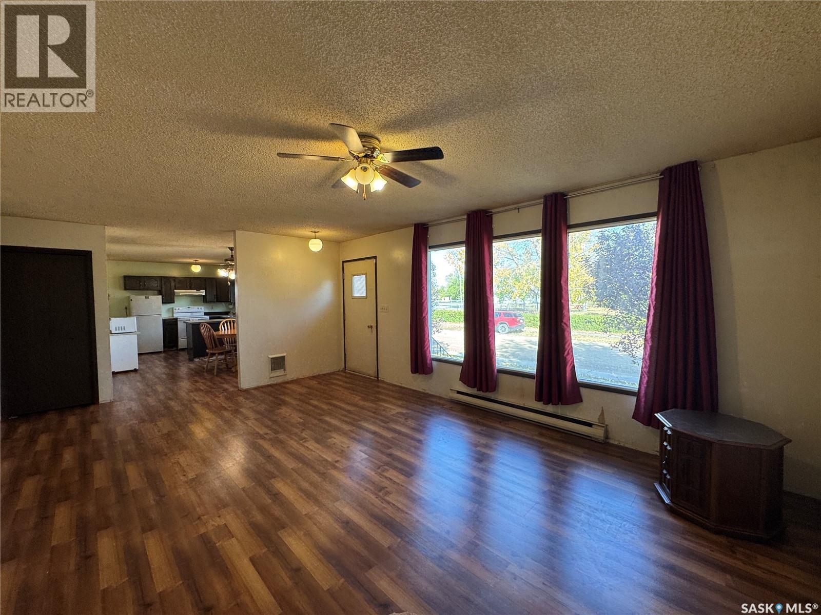 202 4th Avenue, Landis, Saskatchewan  S0K 2K0 - Photo 10 - SK033309