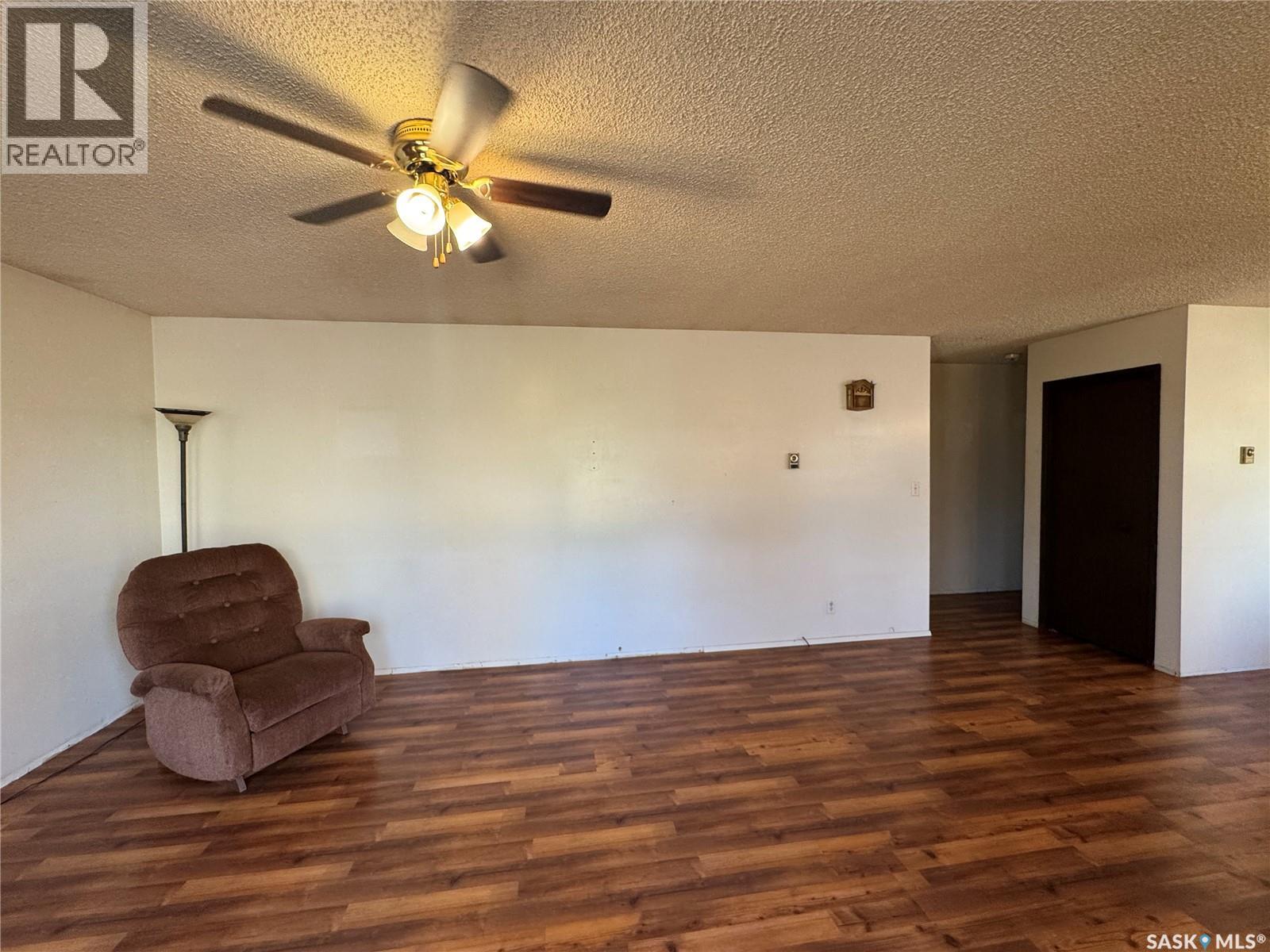 202 4th Avenue, Landis, Saskatchewan  S0K 2K0 - Photo 11 - SK033309