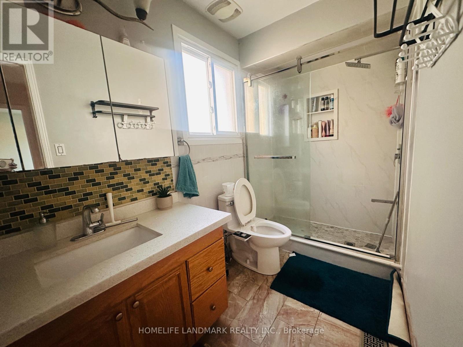 Main Level - 940 Hampstead Court, Mississauga, Ontario  L5C 3L1 - Photo 16 - W12958114