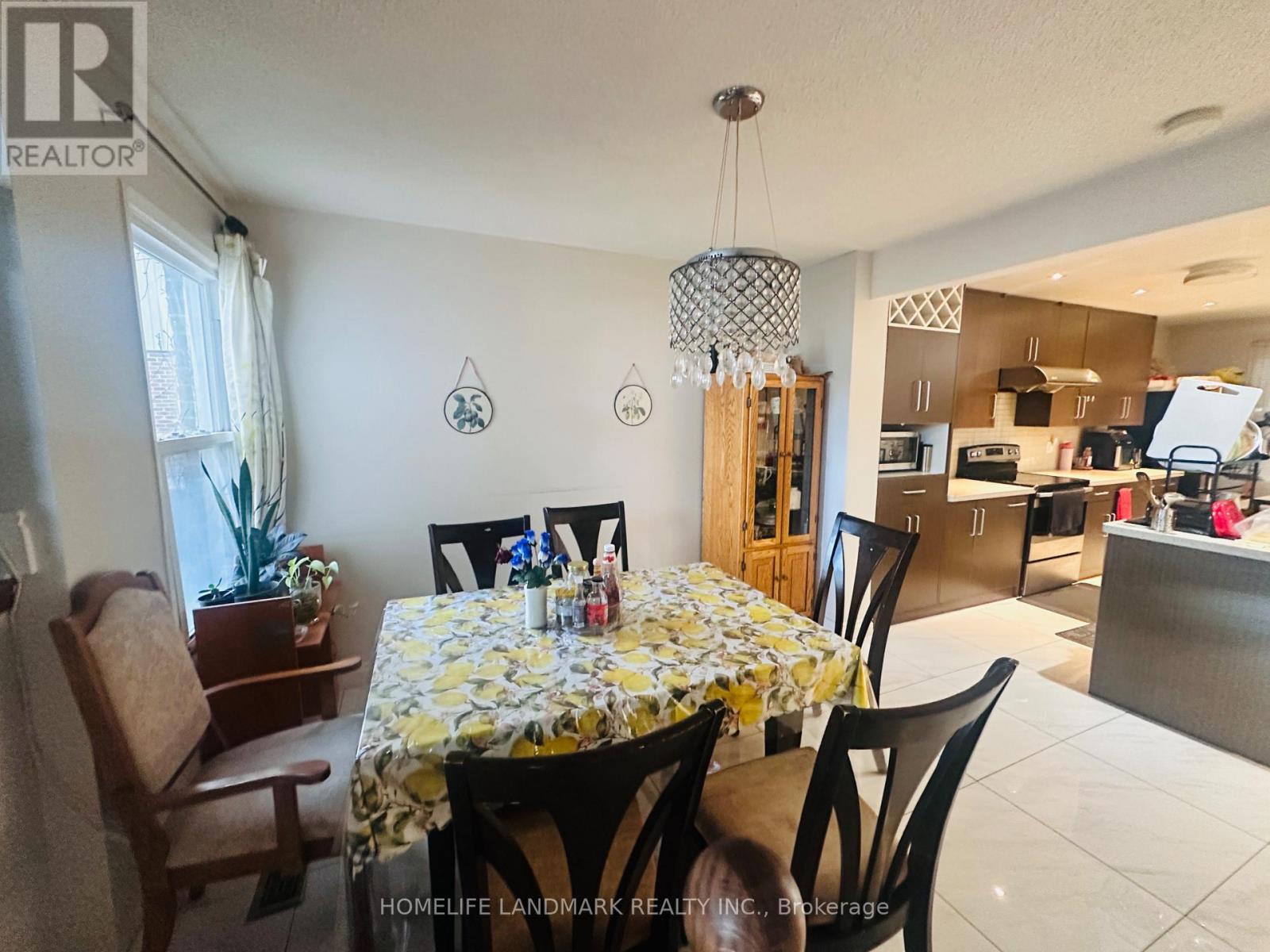 Main Level - 940 Hampstead Court, Mississauga, Ontario  L5C 3L1 - Photo 12 - W12958114