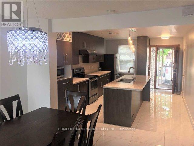 Main Level - 940 Hampstead Court, Mississauga, Ontario  L5C 3L1 - Photo 2 - W12958114