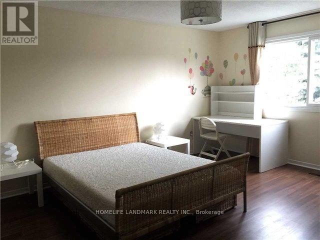 Main Level - 940 Hampstead Court, Mississauga, Ontario  L5C 3L1 - Photo 4 - W12958114