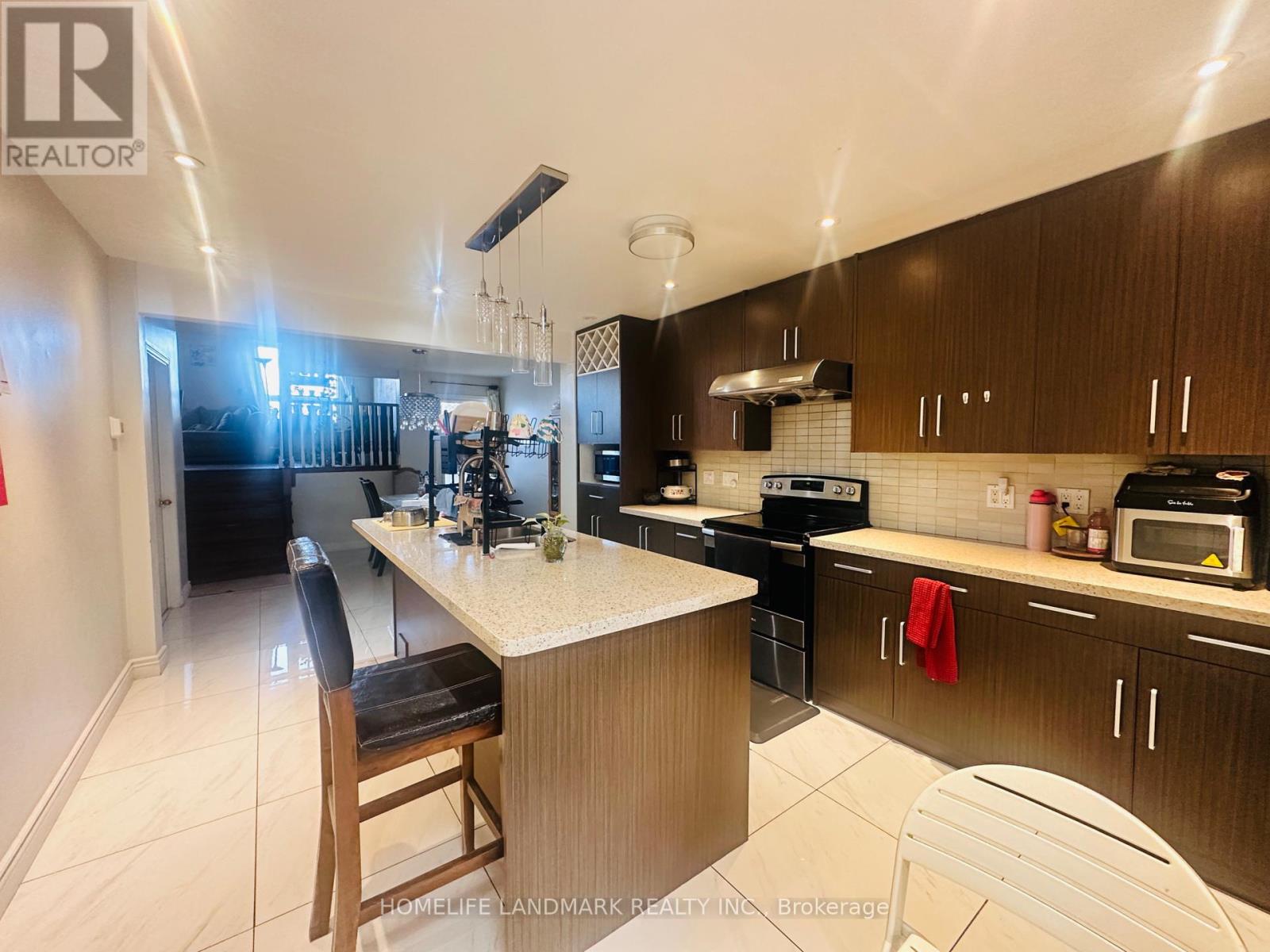 Main Level - 940 Hampstead Court, Mississauga, Ontario  L5C 3L1 - Photo 20 - W12958114