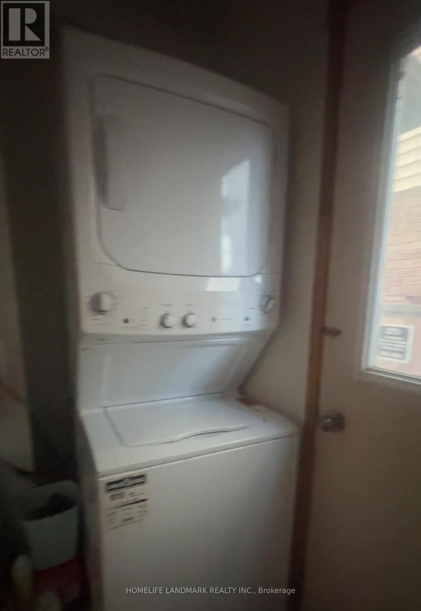 Main Level - 940 Hampstead Court, Mississauga, Ontario  L5C 3L1 - Photo 21 - W12958114