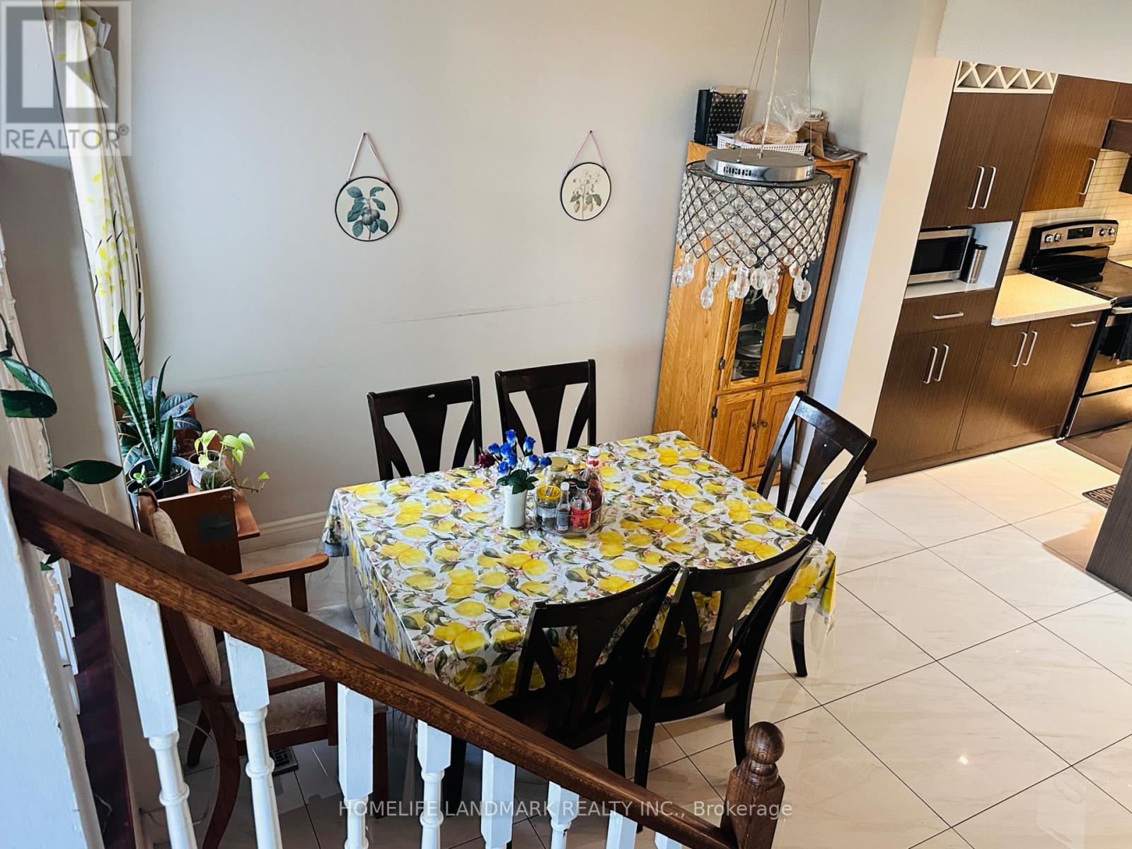 Main Level - 940 Hampstead Court, Mississauga, Ontario  L5C 3L1 - Photo 18 - W12958114