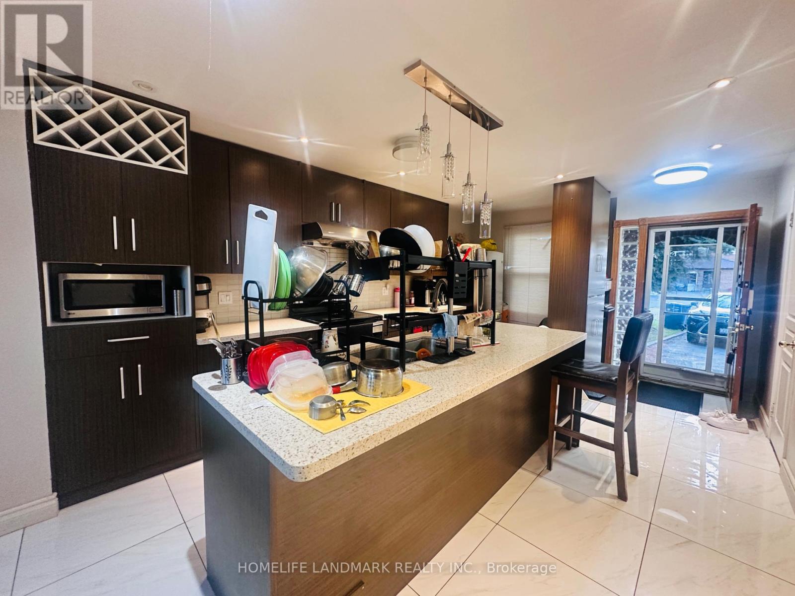 Main Level - 940 Hampstead Court, Mississauga, Ontario  L5C 3L1 - Photo 10 - W12958114