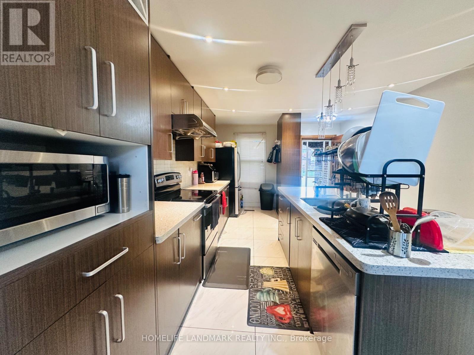 Main Level - 940 Hampstead Court, Mississauga, Ontario  L5C 3L1 - Photo 15 - W12958114