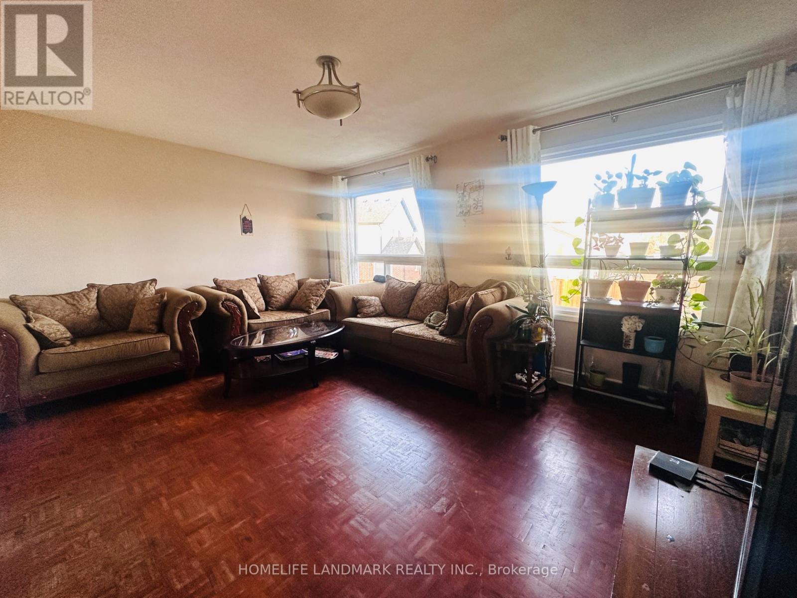 Main Level - 940 Hampstead Court, Mississauga, Ontario  L5C 3L1 - Photo 19 - W12958114