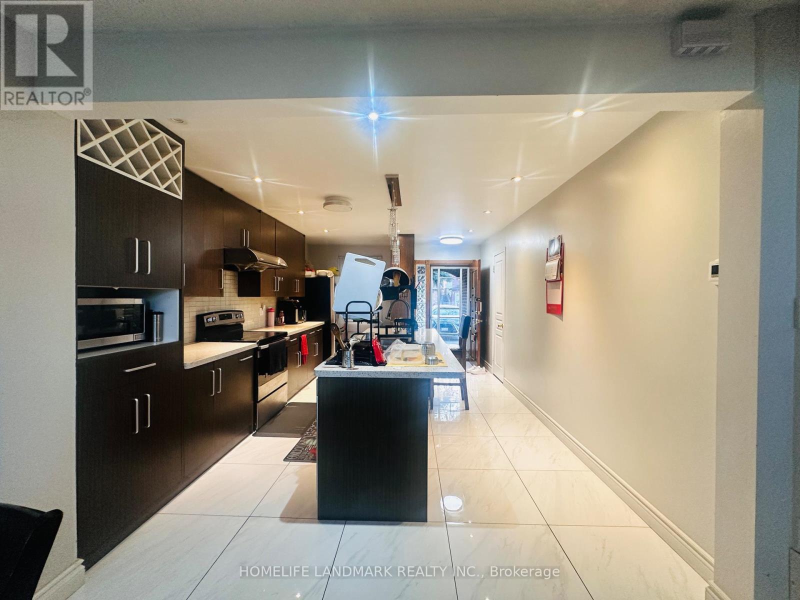 Main Level - 940 Hampstead Court, Mississauga, Ontario  L5C 3L1 - Photo 11 - W12958114