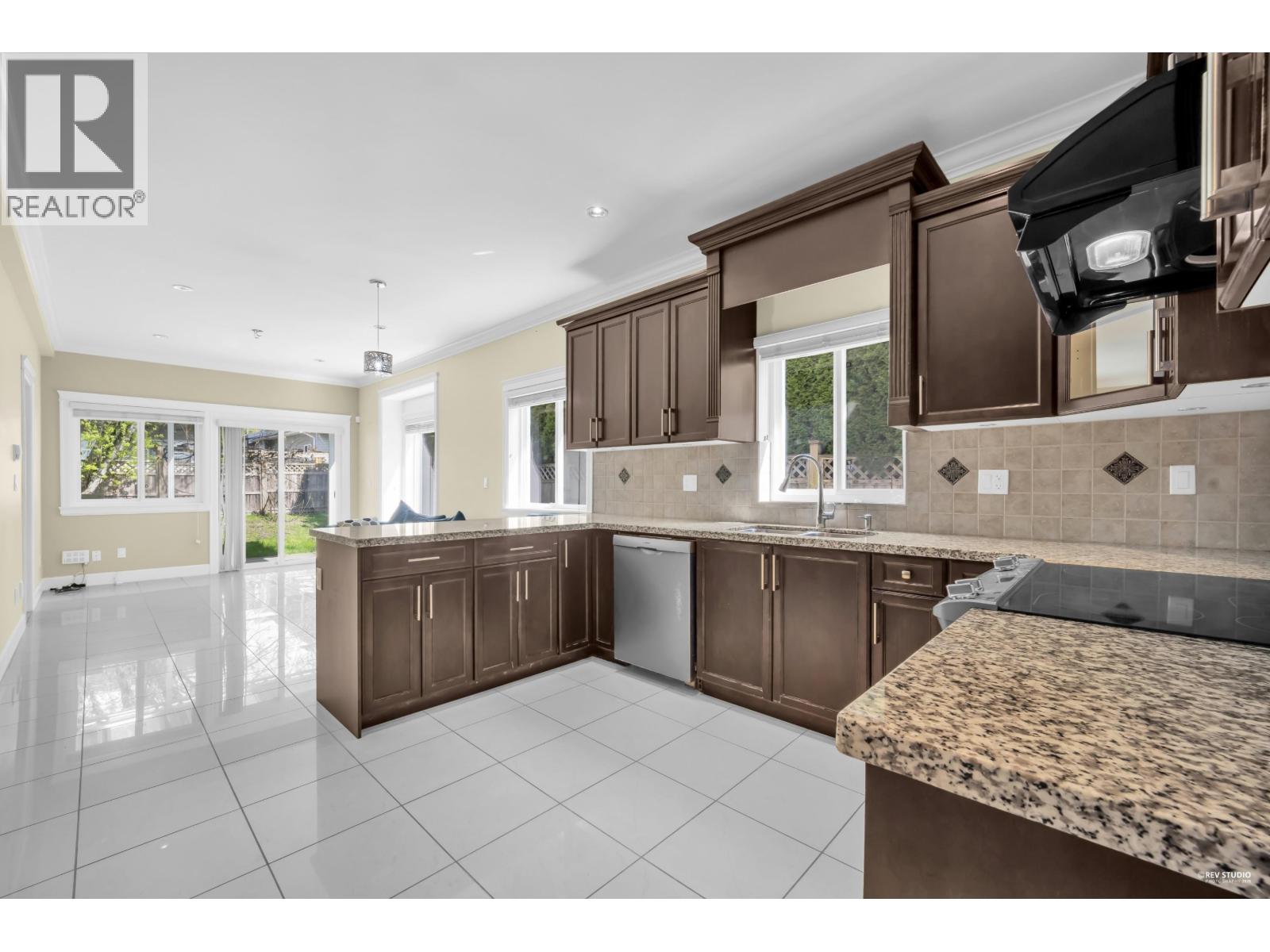 5871 Rumble Street, Burnaby, British Columbia  V5J 2C3 - Photo 11 - R3111581