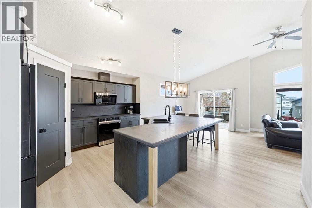 165 Thornfield Close Se, Airdrie, Alberta  T4A 2K8 - Photo 3 - A2302808