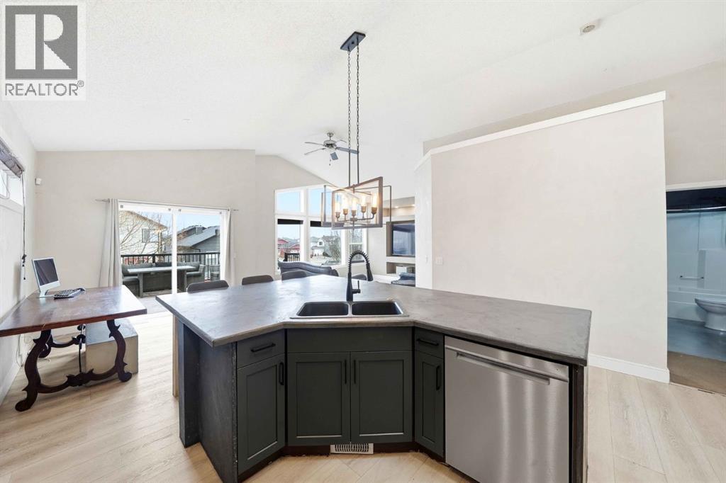 165 Thornfield Close Se, Airdrie, Alberta  T4A 2K8 - Photo 4 - A2302808