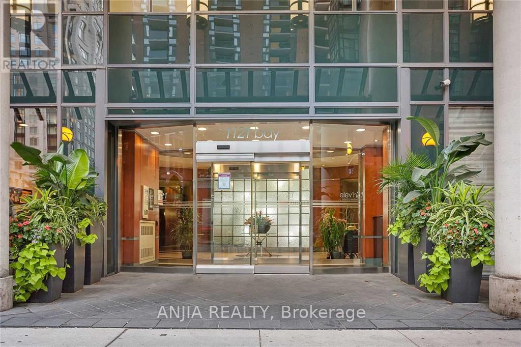 805 - 1121 Bay Street, Toronto, Ontario  M5S 3L9 - Photo 2 - C13017060