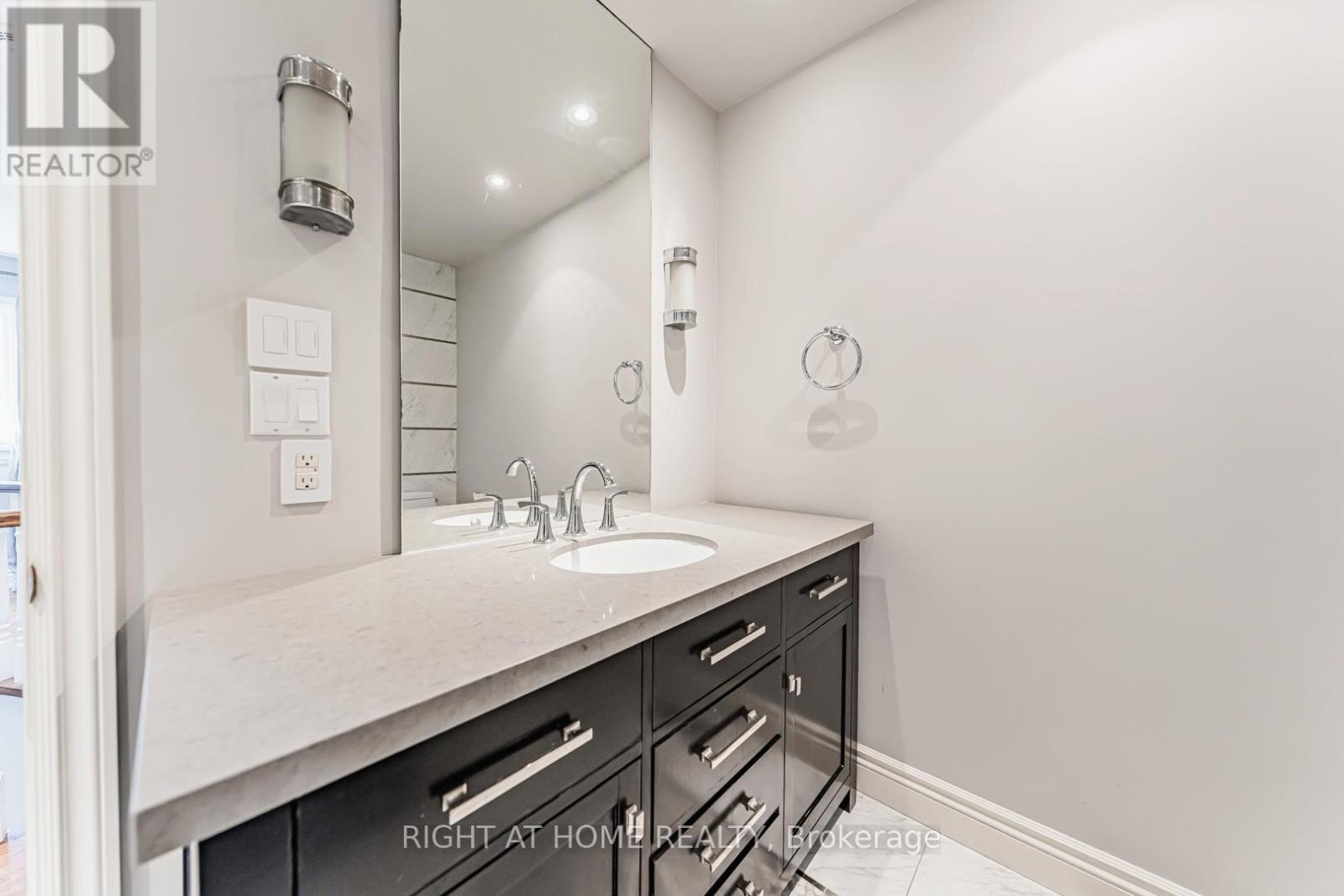 63 Ennisclare Drive W, Oakville, Ontario  L6J 4N3 - Photo 23 - W13017044