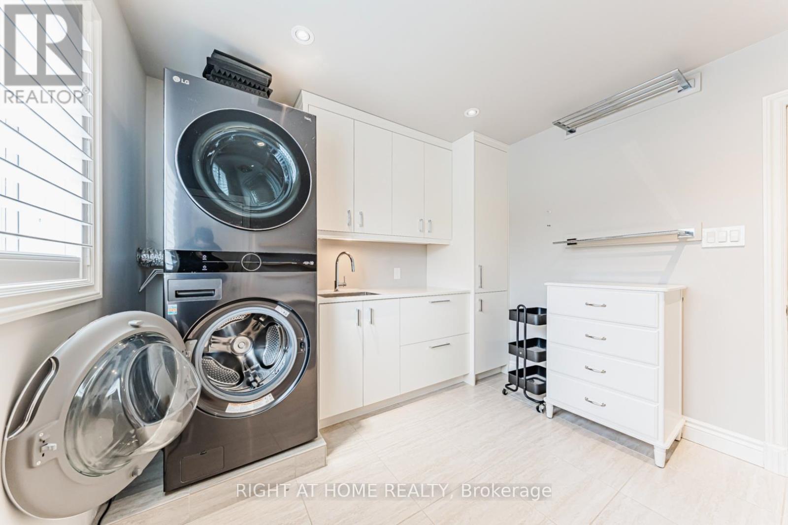 63 Ennisclare Drive W, Oakville, Ontario  L6J 4N3 - Photo 25 - W13017044