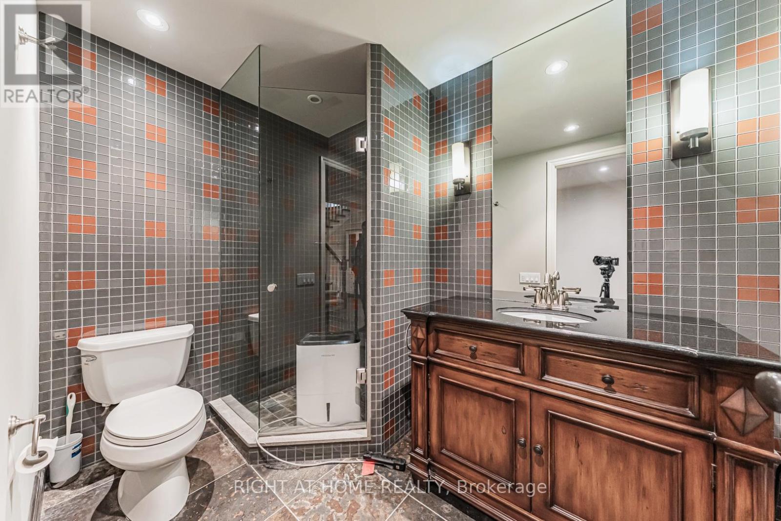 63 Ennisclare Drive W, Oakville, Ontario  L6J 4N3 - Photo 33 - W13017044