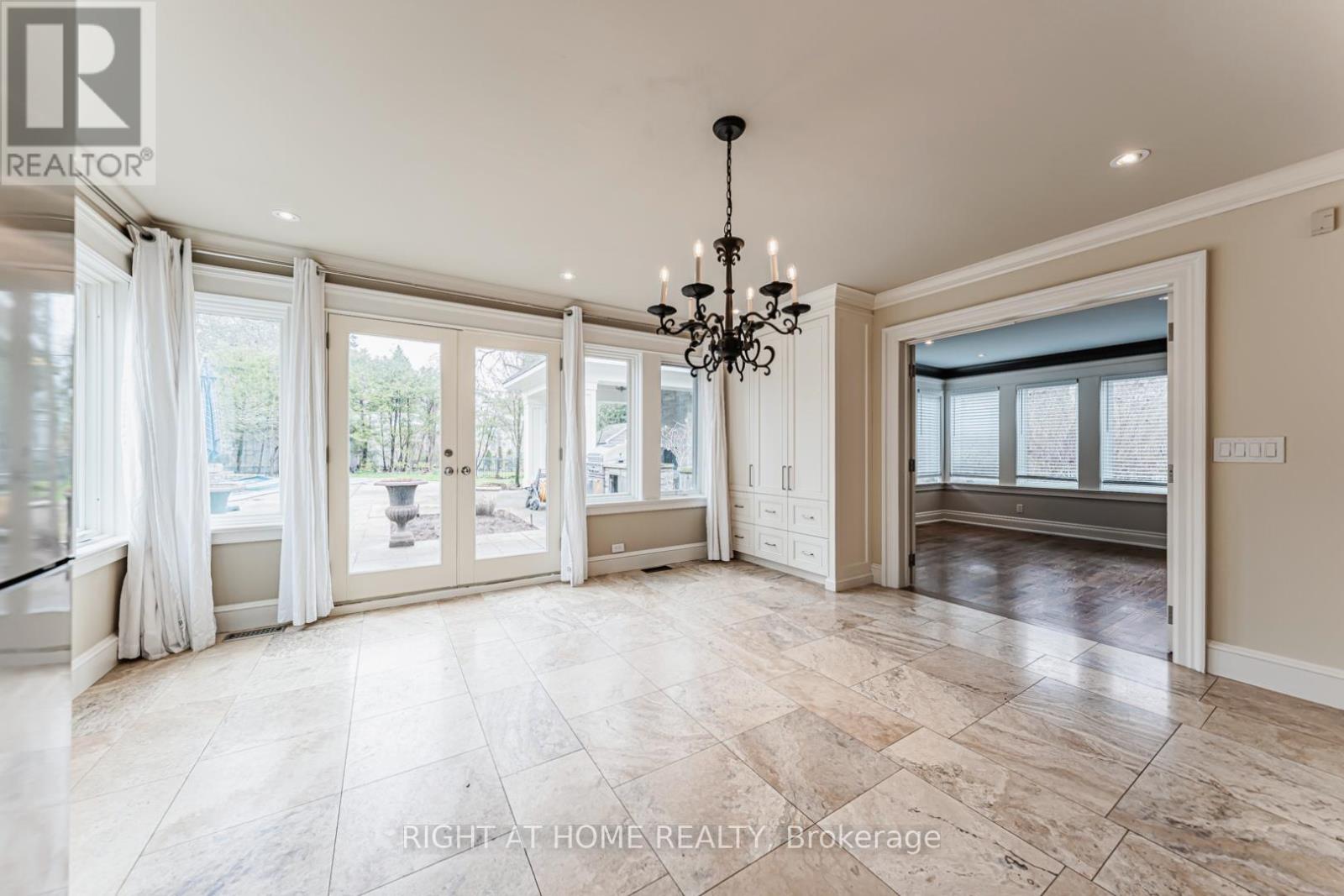 63 Ennisclare Drive W, Oakville, Ontario  L6J 4N3 - Photo 4 - W13017044