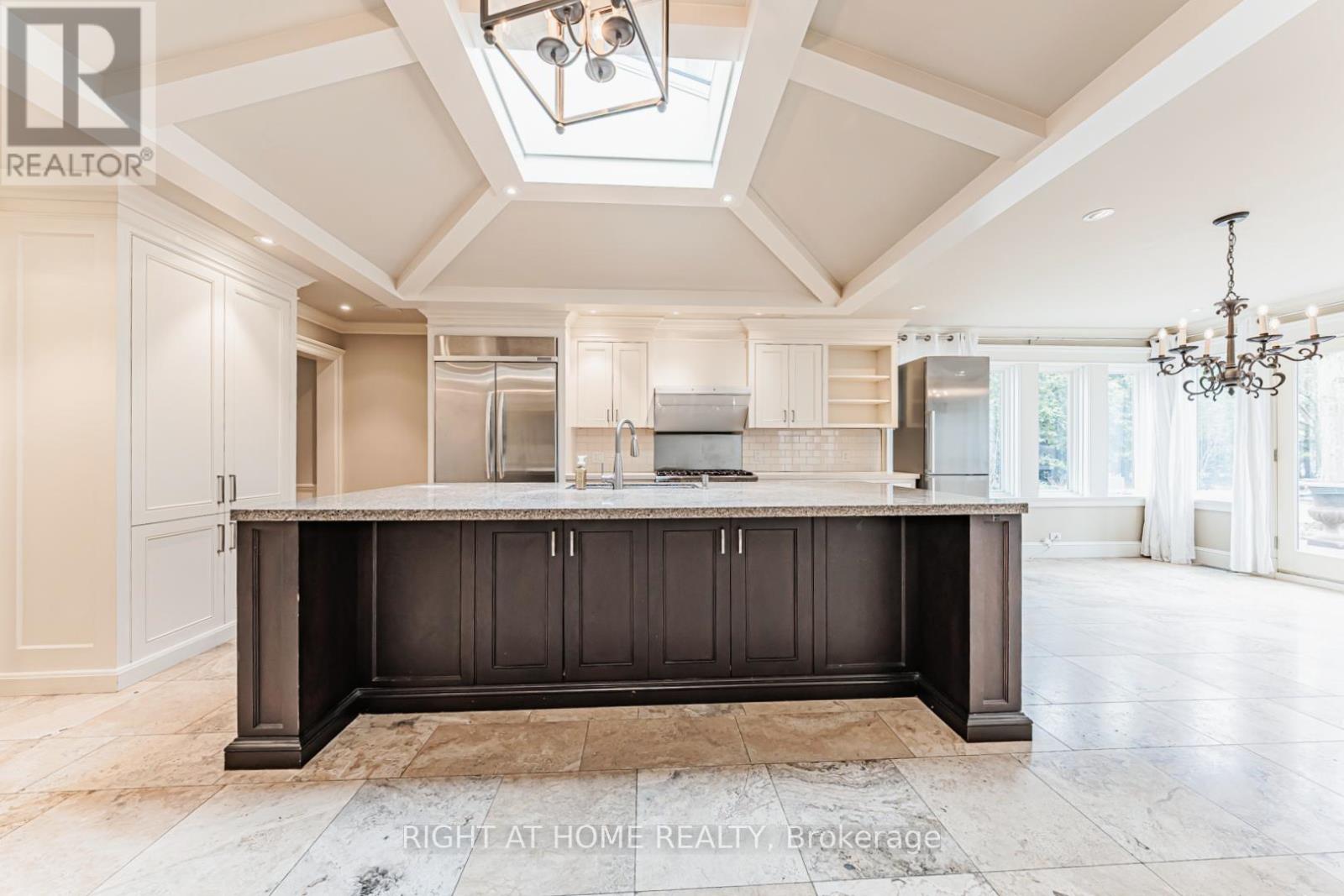 63 Ennisclare Drive W, Oakville, Ontario  L6J 4N3 - Photo 5 - W13017044