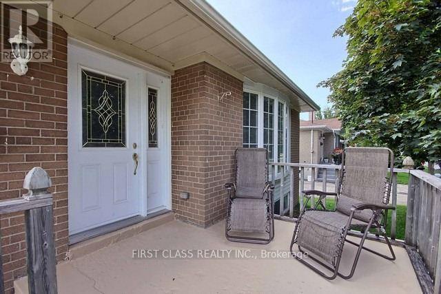 Upper - 28 Collins Crescent, Aurora, Ontario  L4G 2W2 - Photo 2 - N12931528