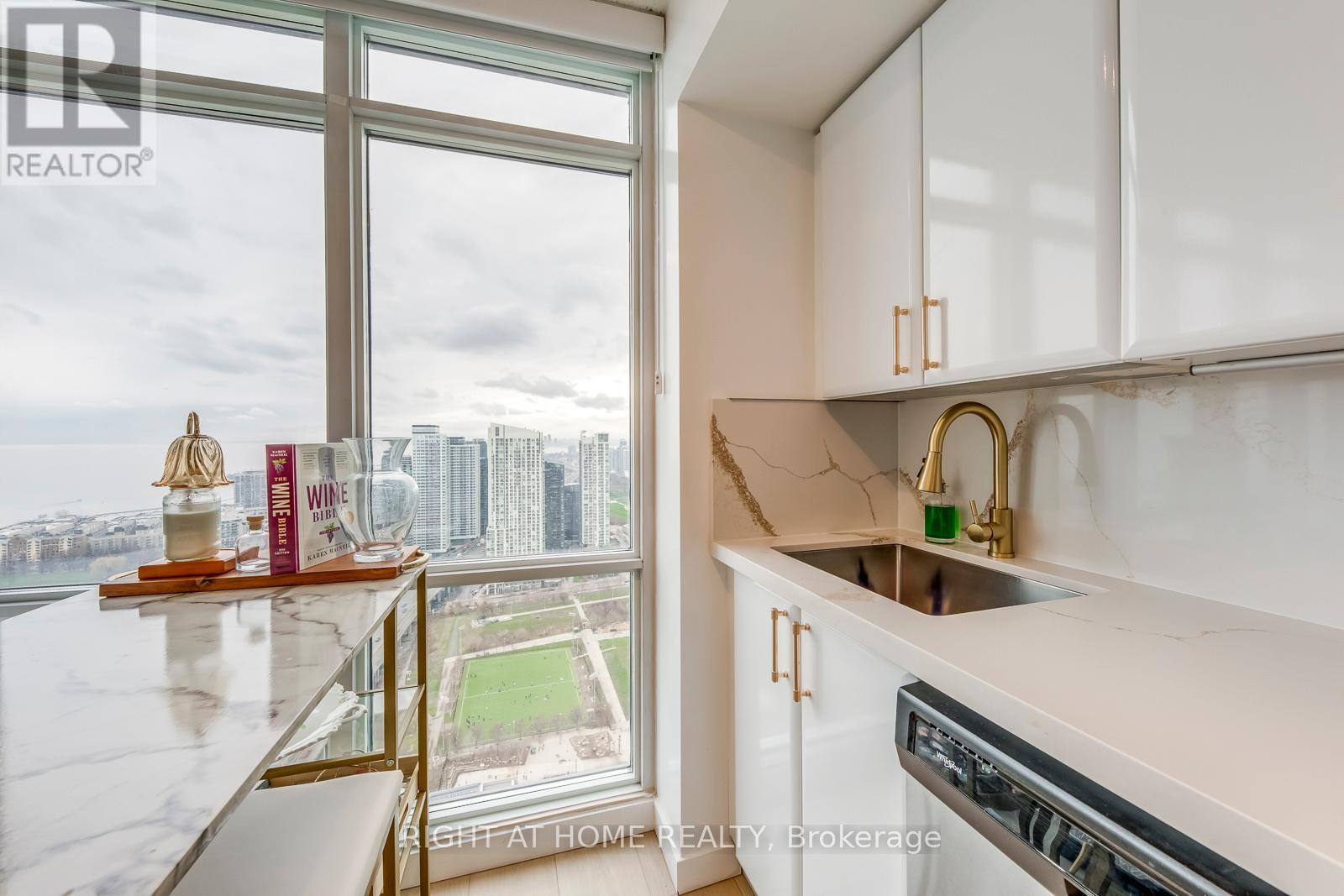 4816 - 11 Brunel Court, Toronto, Ontario  M5V 3Y3 - Photo 11 - C13017134