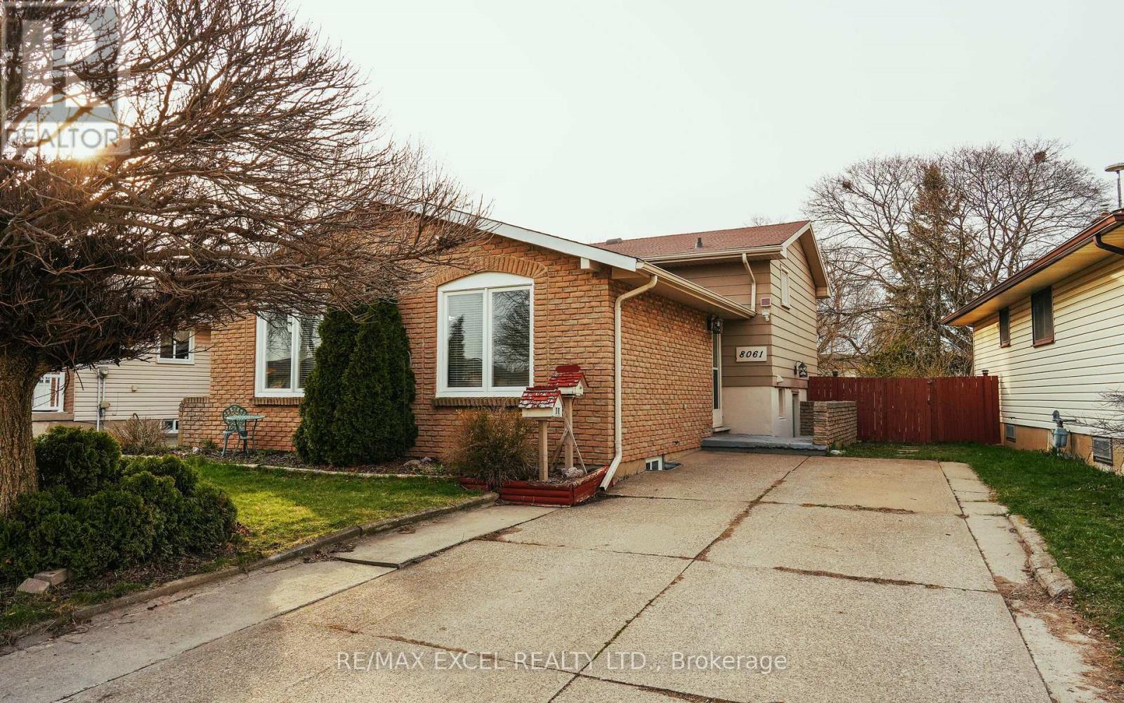 8061 Paddock Trail Drive, Niagara Falls, Ontario  L2H 1W8 - Photo 2 - X13016498