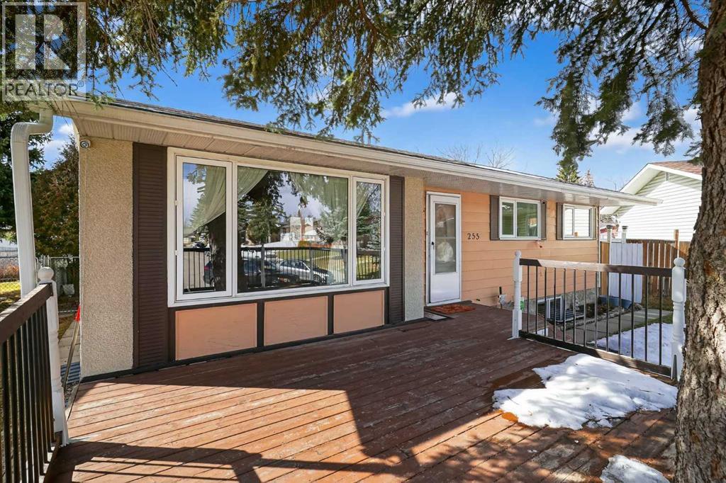 255 Penmeadows Close Se, Calgary, Alberta  T2A 3S1 - Photo 3 - A2300364