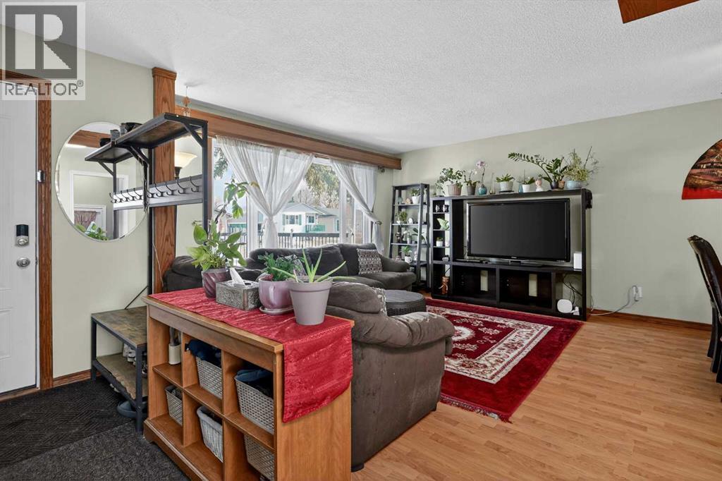 255 Penmeadows Close Se, Calgary, Alberta  T2A 3S1 - Photo 7 - A2300364