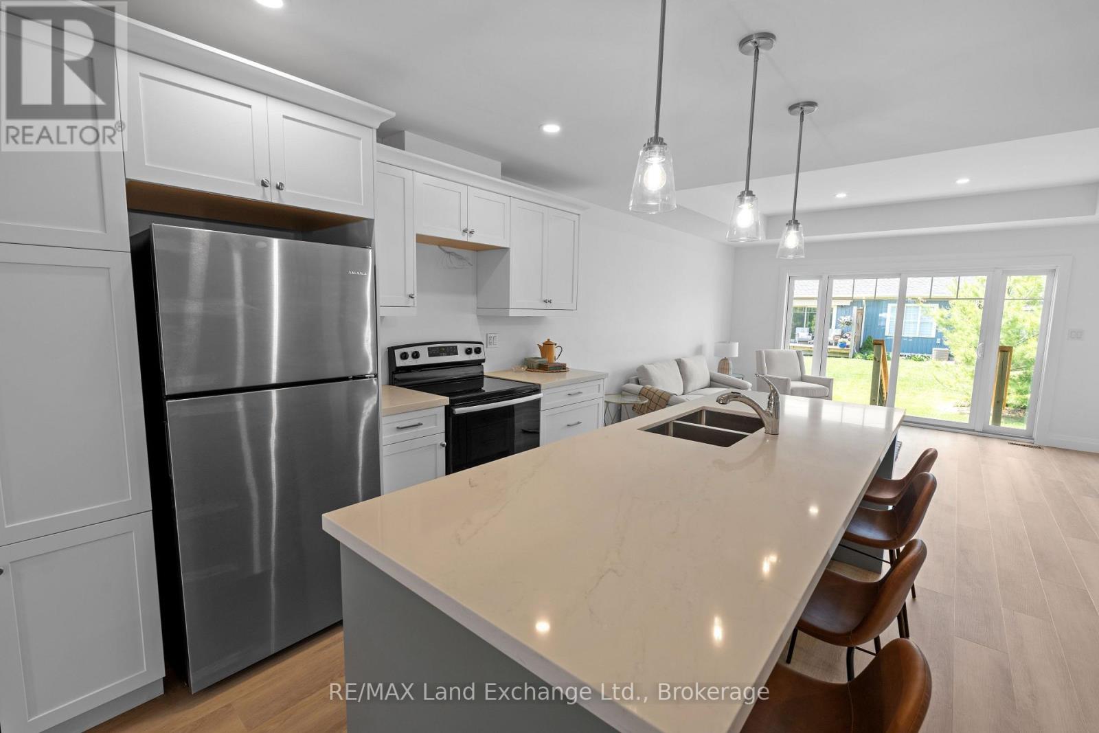 98 Eagle Court, Saugeen Shores, Ontario  N0H 2C3 - Photo 11 - X12151581