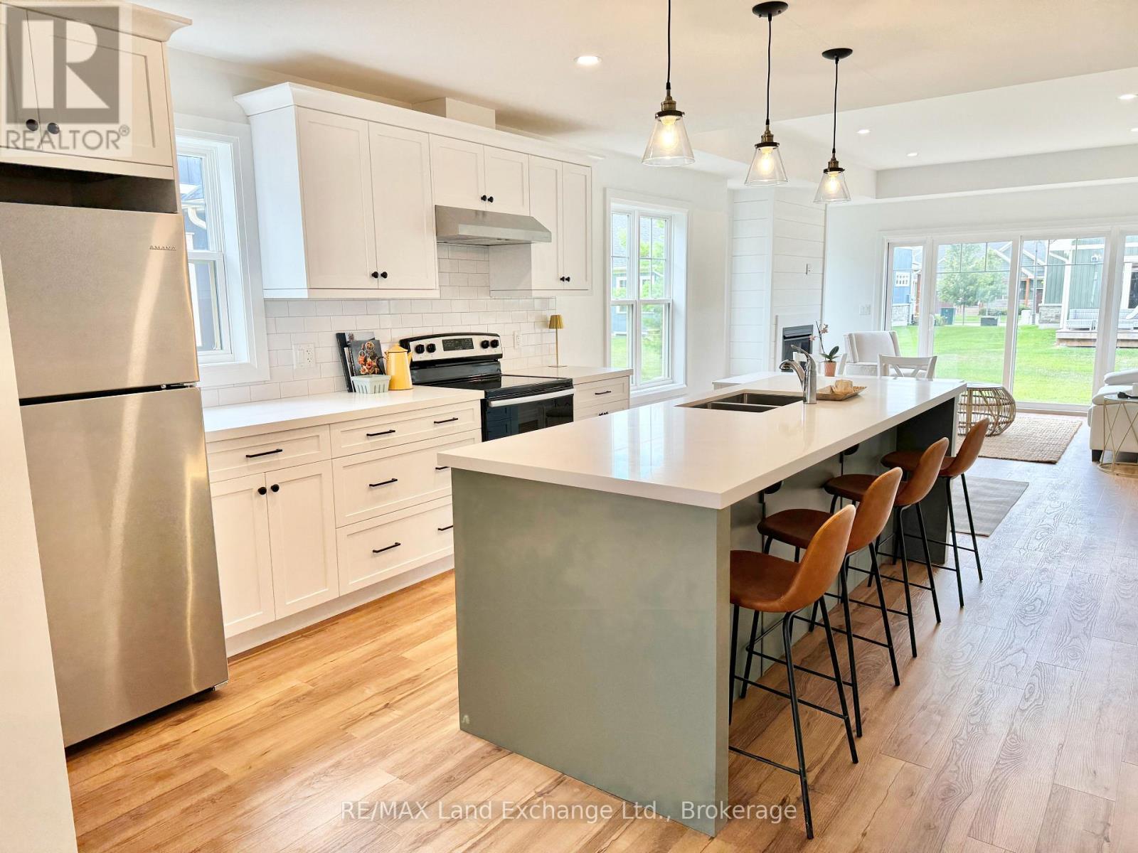 102 Eagle Court, Saugeen Shores, Ontario  N0H 2C3 - Photo 8 - X12151576