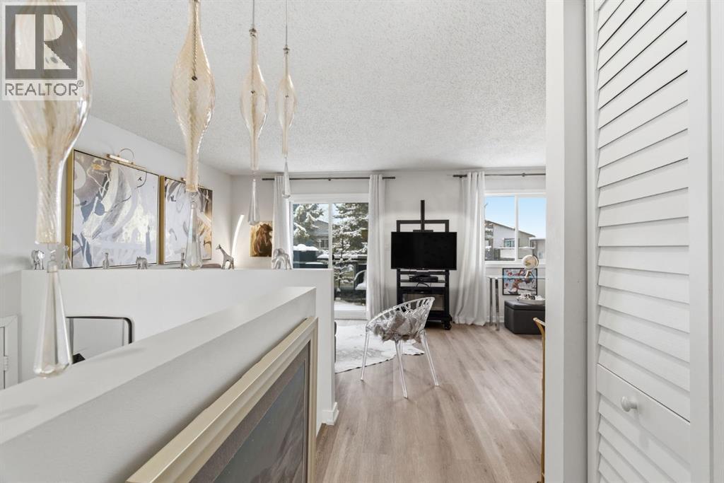 B, 100 Oak Avenue, Okotoks, Alberta  T1S 1H9 - Photo 4 - A2299846