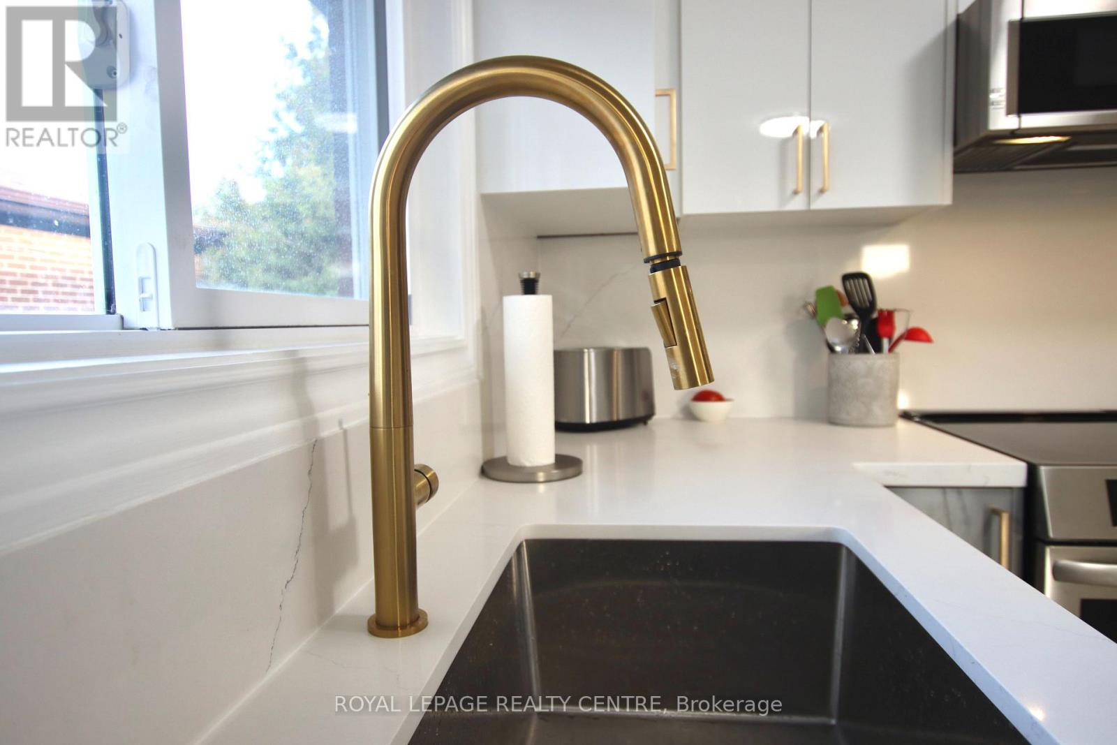 540 Cavell Drive, Mississauga, Ontario  L5B 2N9 - Photo 10 - W12963372