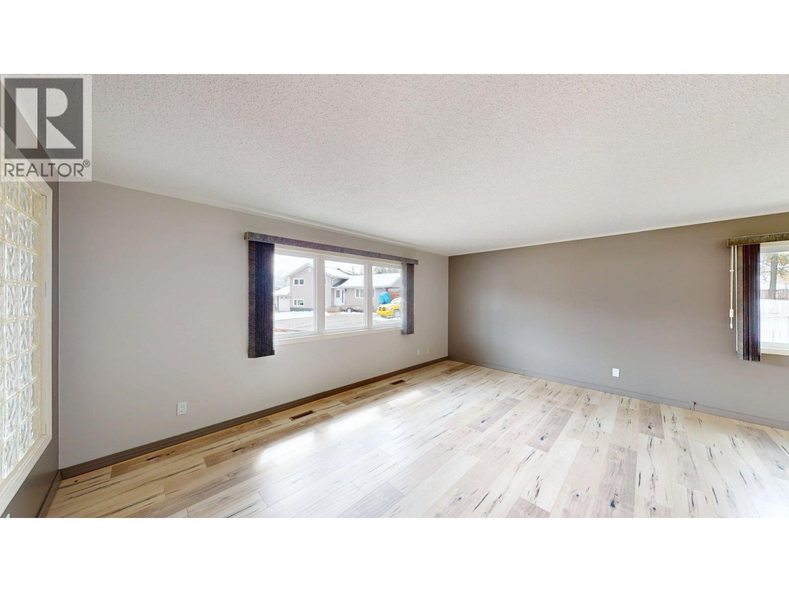 771 Ferguson Crescent, Elkford, British Columbia  V0B 1H0 - Photo 5 - 10375202