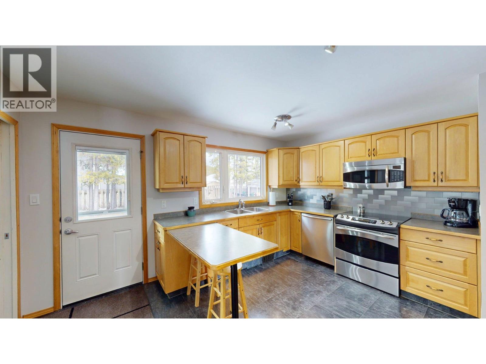 771 Ferguson Crescent, Elkford, British Columbia  V0B 1H0 - Photo 2 - 10375202