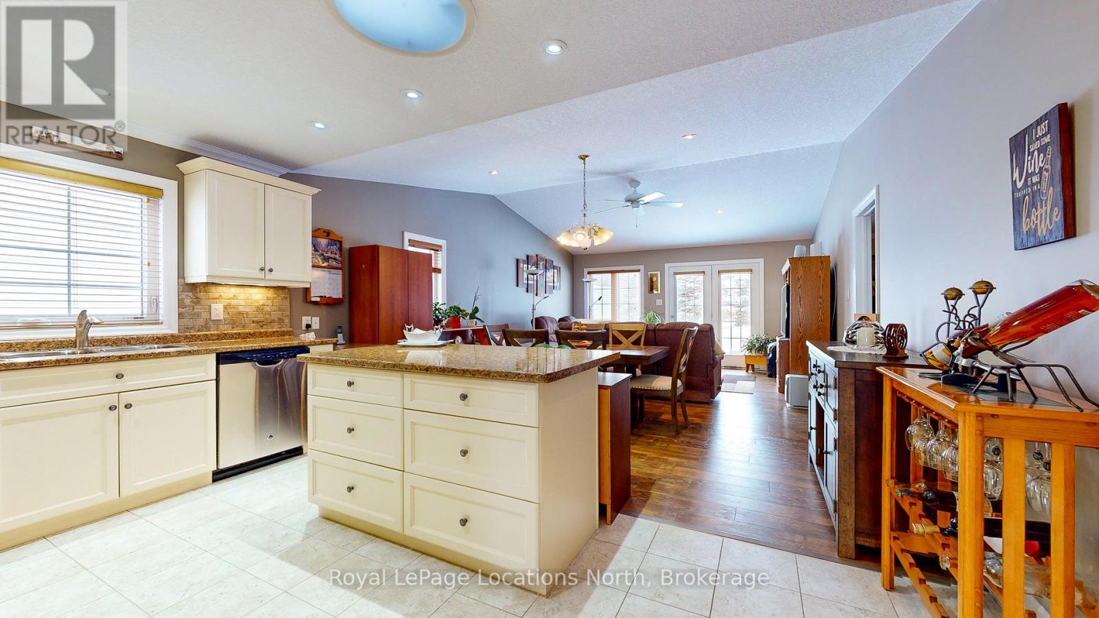 54 New York Avenue, Wasaga Beach, Ontario  L9Z 3A8 - Photo 7 - S13017352