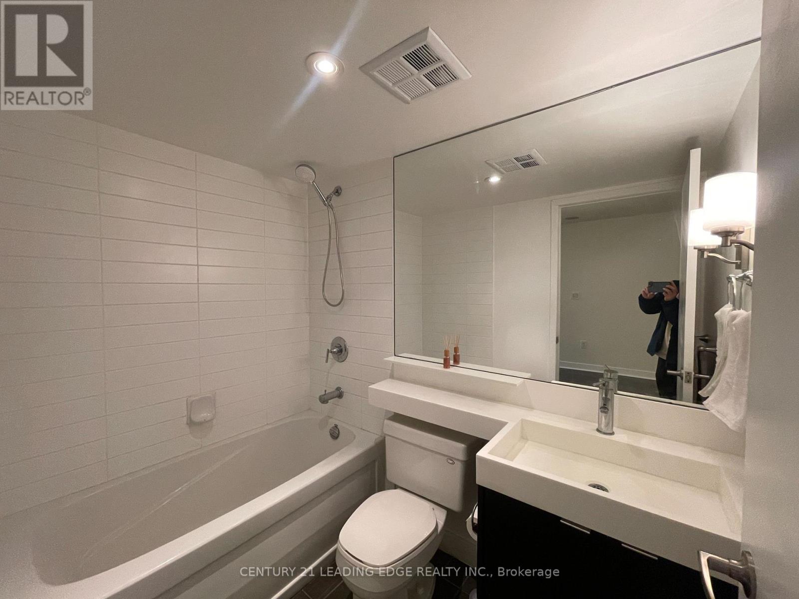 3211 - 25 Telegram Mews, Toronto, Ontario  M5V 3Z1 - Photo 13 - C13017400