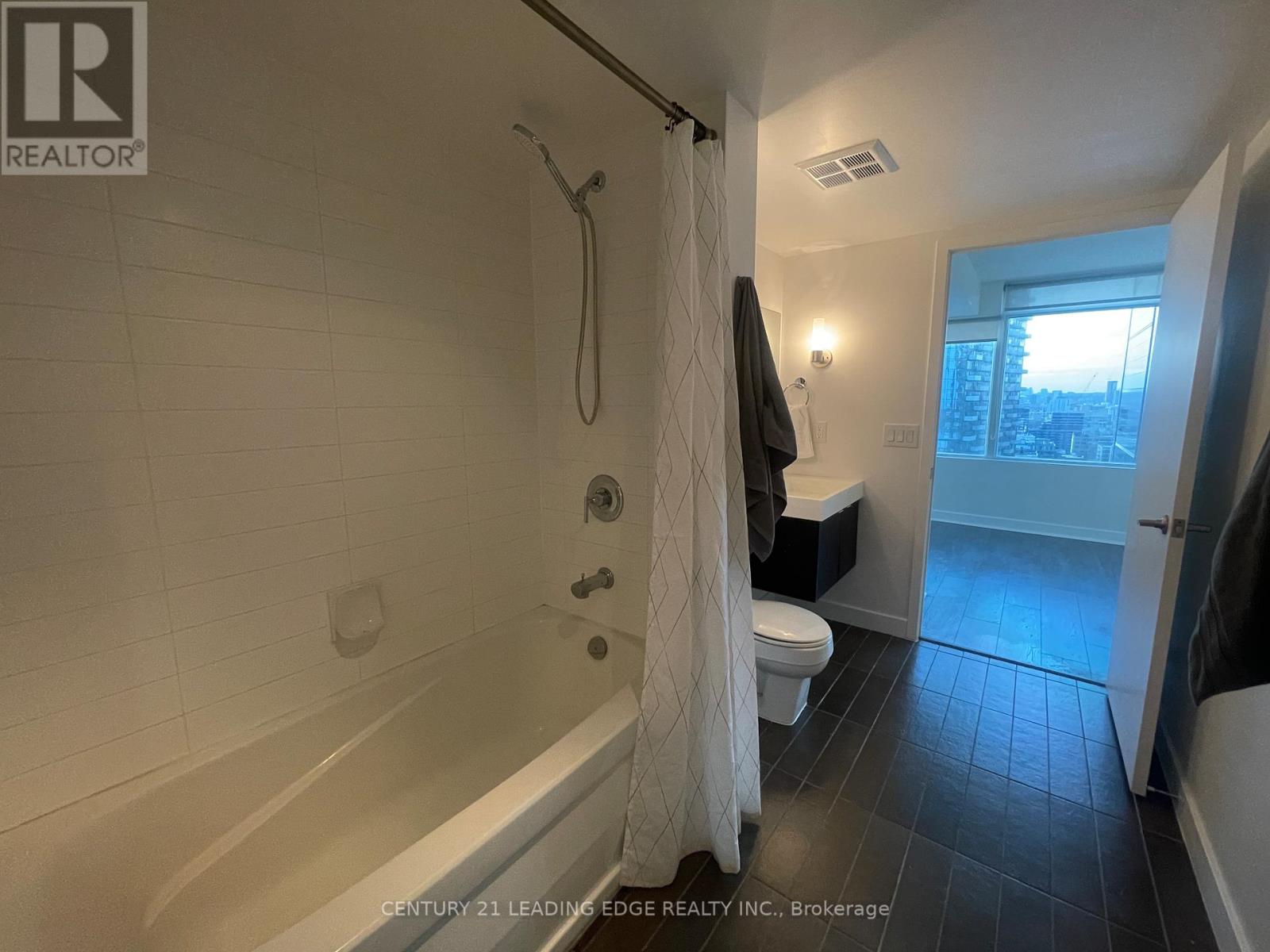 3211 - 25 Telegram Mews, Toronto, Ontario  M5V 3Z1 - Photo 4 - C13017400