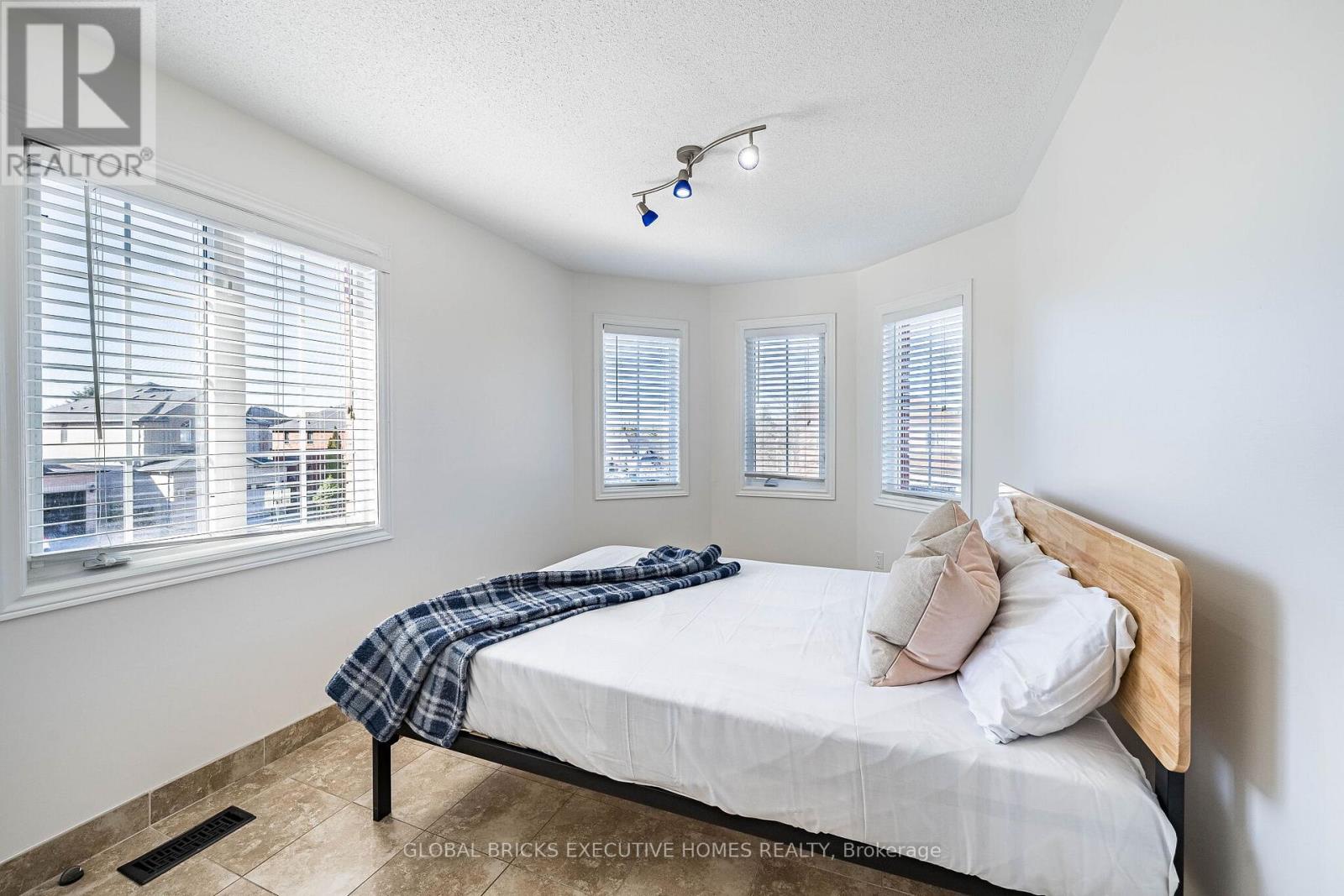 40 Hubert Corless Drive S, Caledon, Ontario  L7E 1W7 - Photo 37 - W13009142