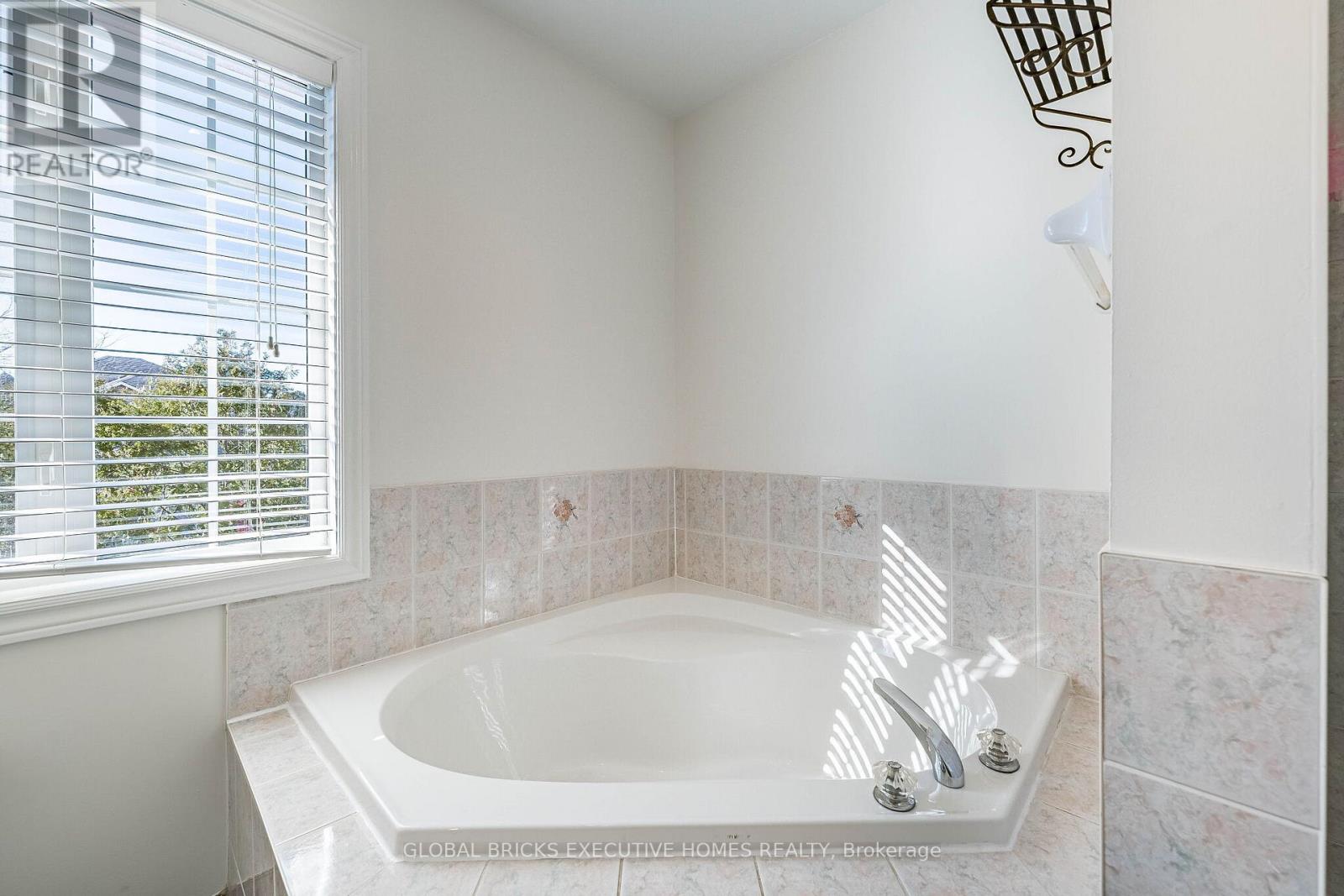 40 Hubert Corless Drive S, Caledon, Ontario  L7E 1W7 - Photo 35 - W13009142