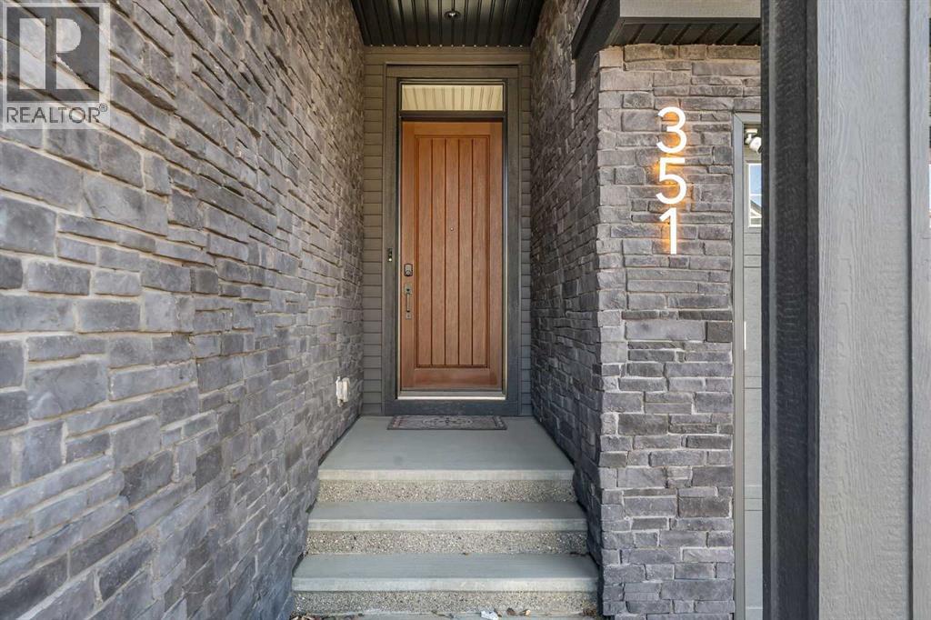 351 Lucas Way NW, Calgary, Alberta  T3P 1Z3 - Photo 4 - A2302666