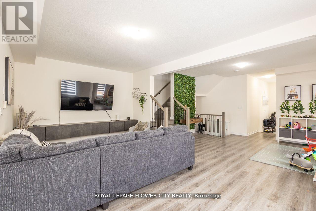 13 Ferragine Crescent, Bradford West Gwillimbury (Bradford), Ontario  L3Z 2A6 - Photo 11 - N13017516