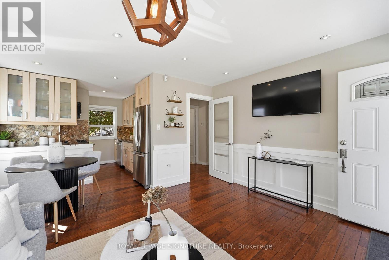 33 Cochrane Drive W, Toronto, Ontario  M8Z 3Z4 - Photo 6 - W13017530