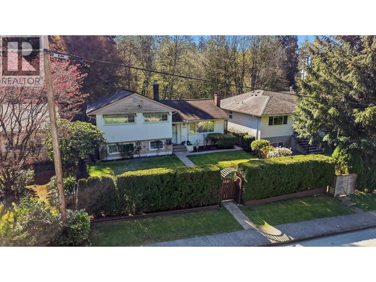 1852 Larson Road, North Vancouver, British Columbia  V7M 2Z6 - Photo 3 - R3112311