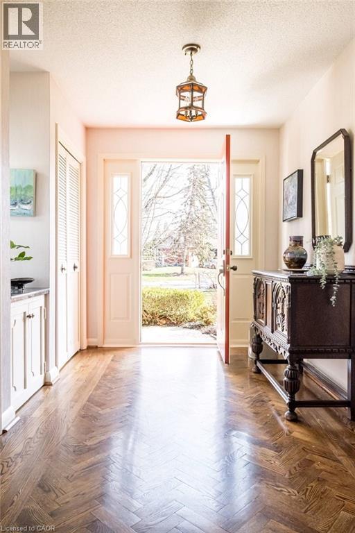 587 Sharalin Court, Burlington, Ontario  L7T 2N7 - Photo 4 - 40821056