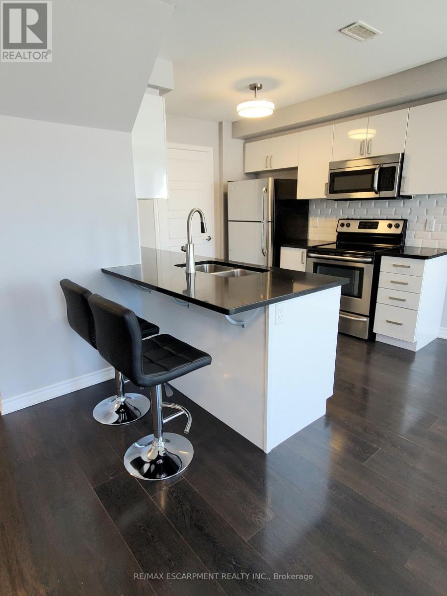 124 Daylily Lane, Kitchener, Ontario  N2R 0L7 - Photo 3 - X13017576